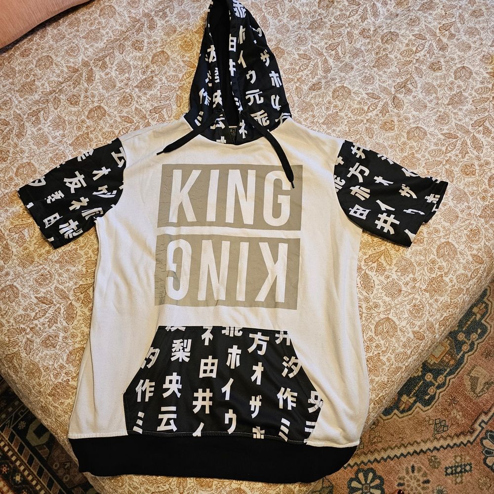 King Graphic Hoodie with Japanese Characters - Black and White